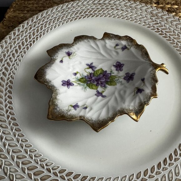 Hand Painted Beautiful Vintage Leaf Shaped Trinket Dish - Picture 2 of 4
